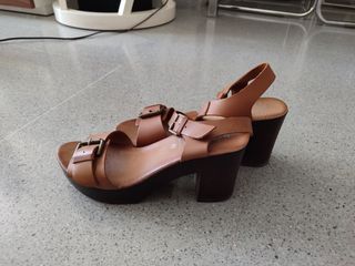 Sandalias tacón marrón