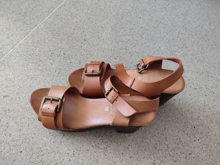 Sandalias tacón marrón