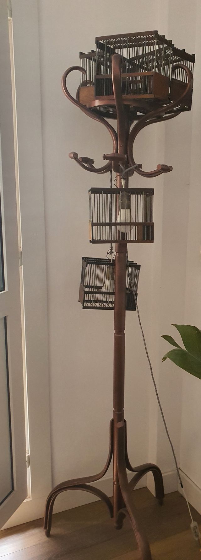 Perchero lámpara con jaulas vintage decoración