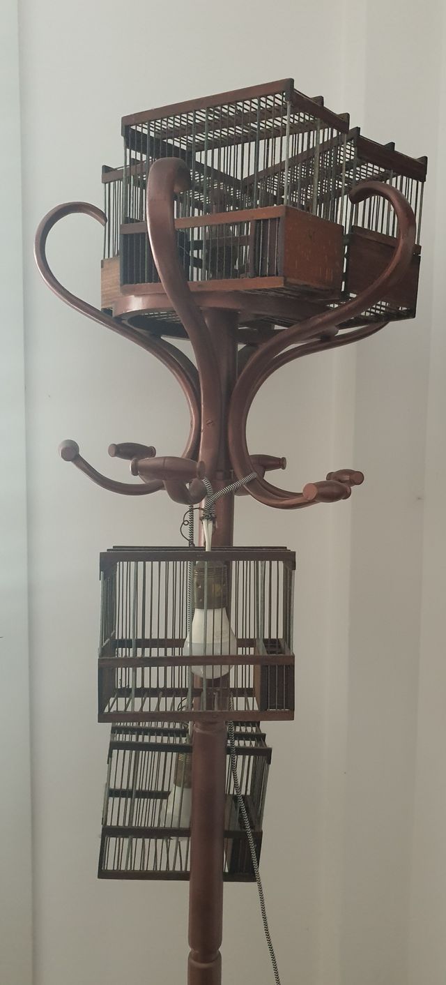 Perchero lámpara con jaulas vintage decoración