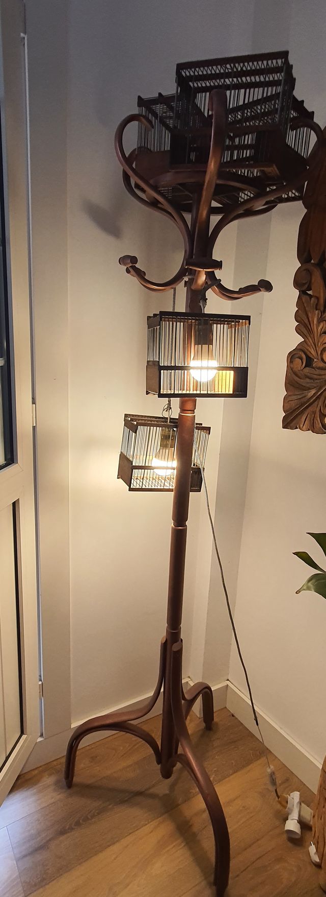 Perchero lámpara con jaulas vintage decoración