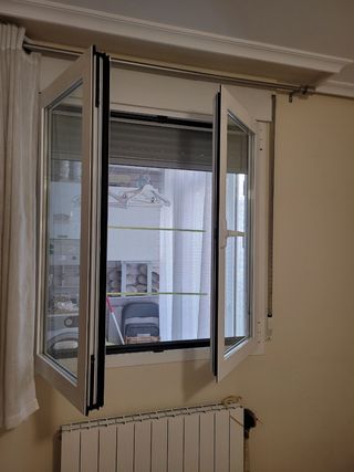 Ventana PVC 1300x1250 con mosquitera y cortinas. 