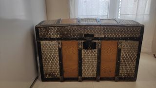 Baúl antiguo de madera y metal