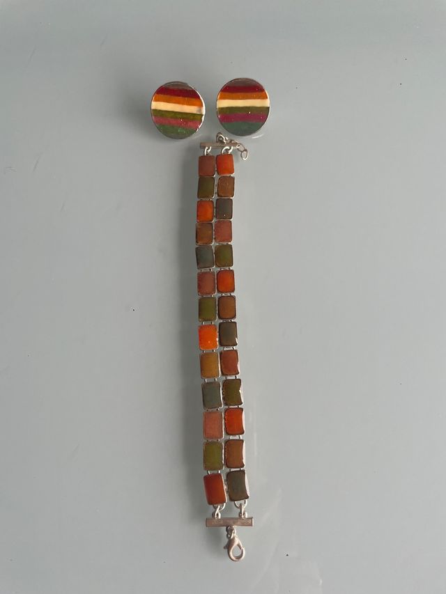 Pulsera y pendientes multicolor