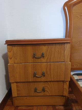 Dormitorio cama mesillas y cómoda