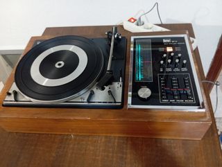 Tocadiscos y radio Bettor EF-11 antiguo