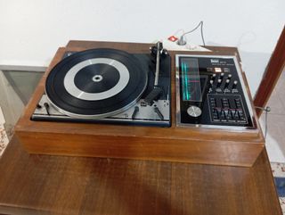 Tocadiscos y radio Bettor EF-11 antiguo
