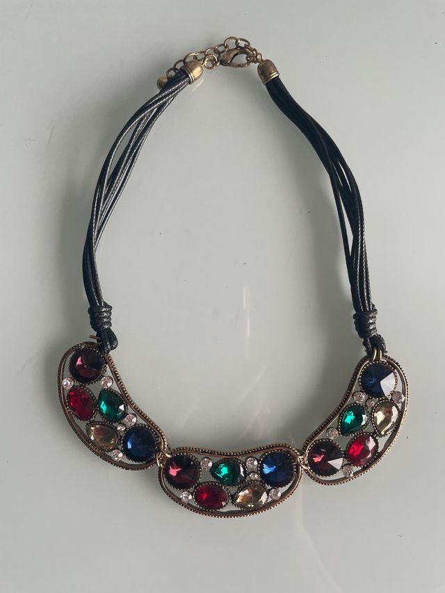 Gargantilla multicolor con piedras