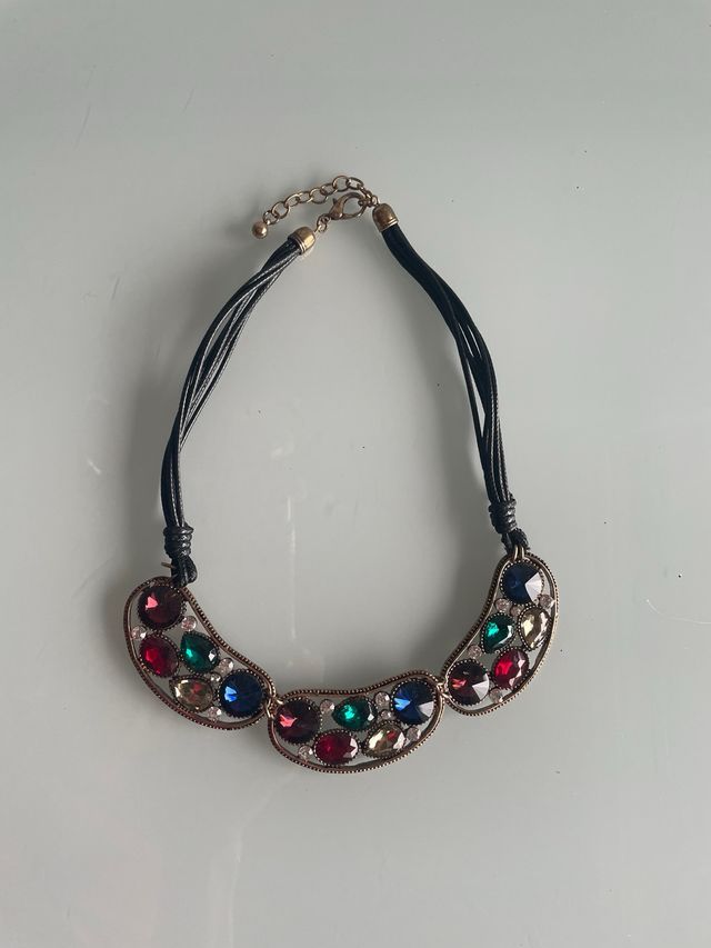 Gargantilla multicolor con piedras