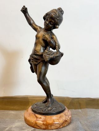 Niña con cesta - Bronce