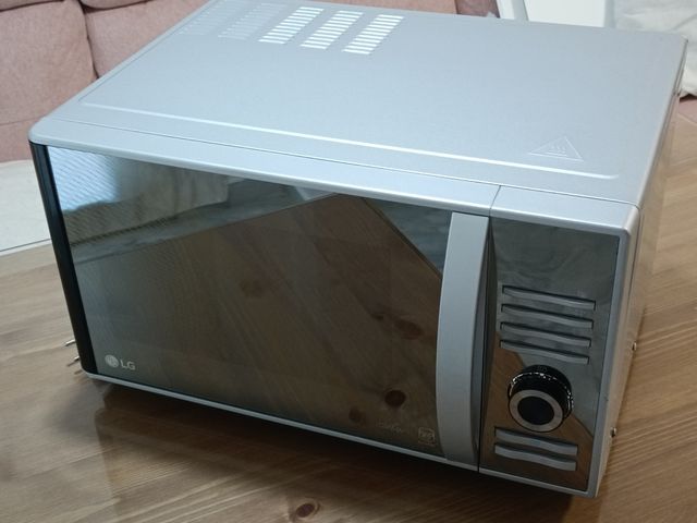 Microondas 28 litros LG MH6883BAK - Gris Espejo