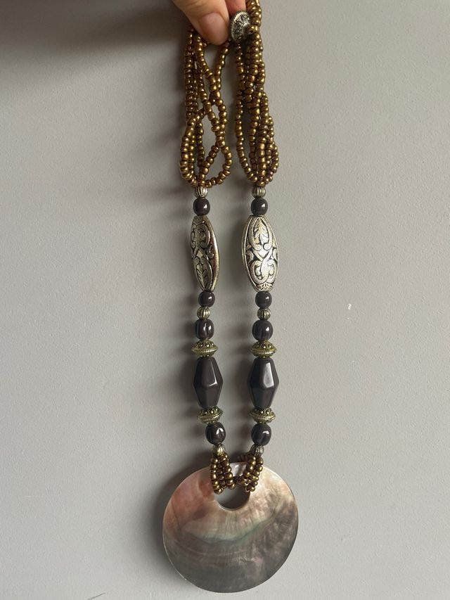 Collar con cuentas doradas y marrones