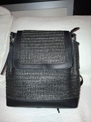 Mochila negra rafia Stradivarius