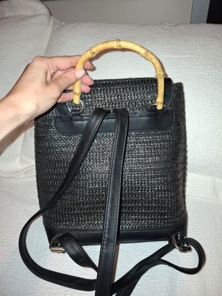 Mochila negra rafia Stradivarius