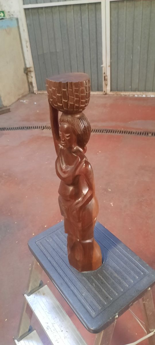 Figura de madera tallada