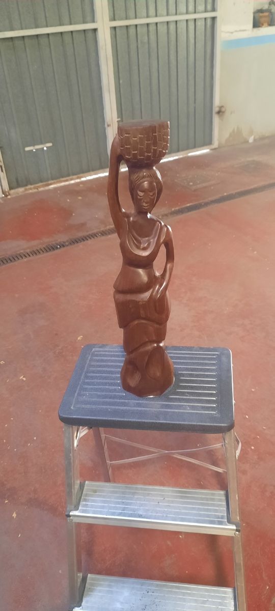 Figura de madera tallada