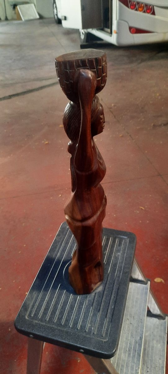 Figura de madera tallada