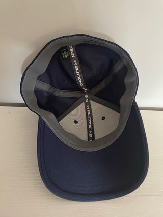 Gorra Under Armour Blitzing Azul Marino y Blanco