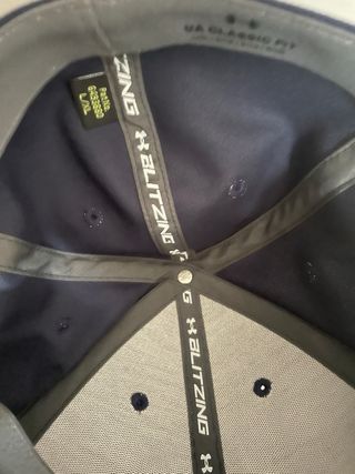 Gorra Under Armour Blitzing Azul Marino y Blanco