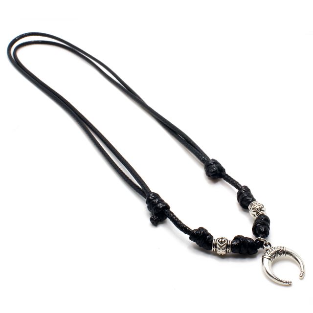 Collar negro artesanal con colgante de luna