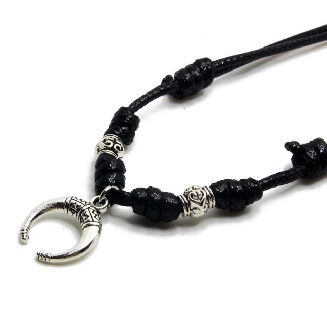 Collar negro artesanal con colgante de luna
