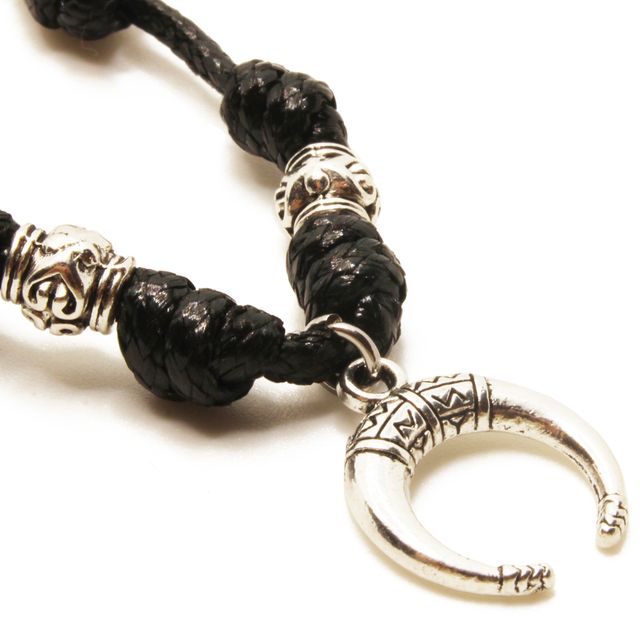 Collar negro artesanal con colgante de luna