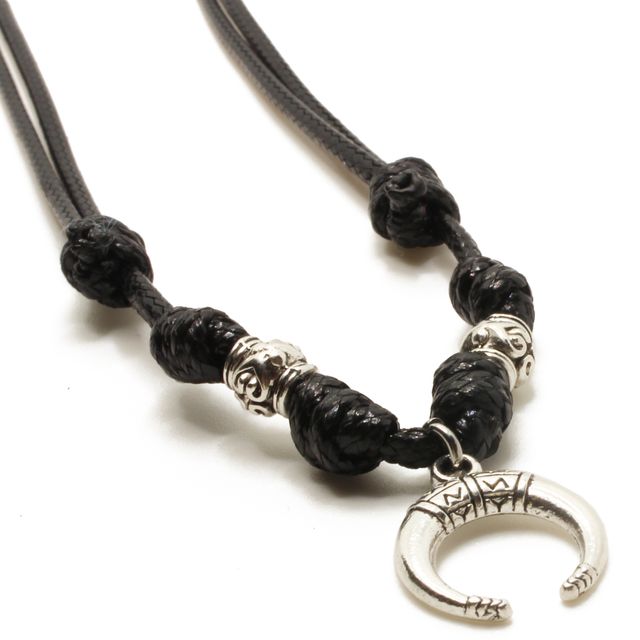 Collar negro artesanal con colgante de luna