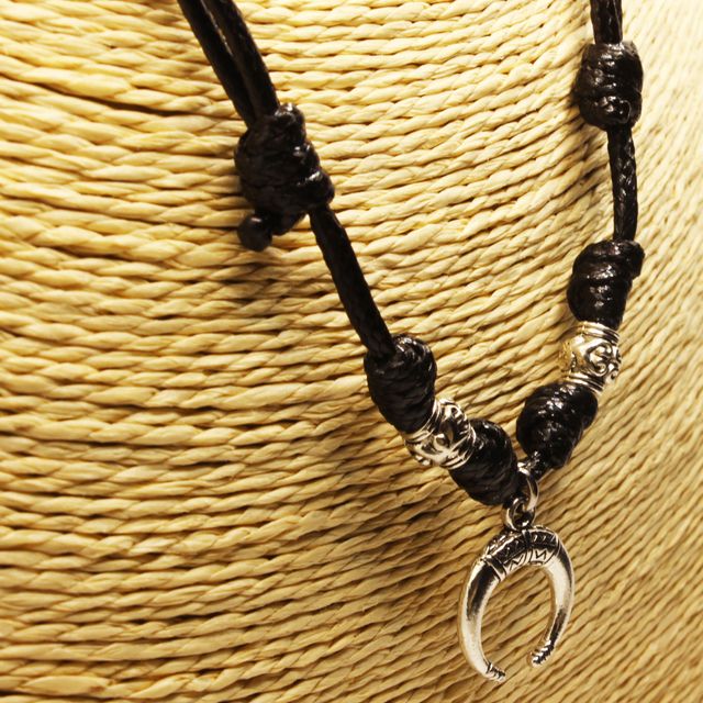 Collar negro artesanal con colgante de luna