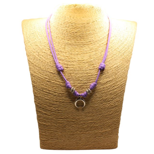 Collar morado artesanal con colgante de luna