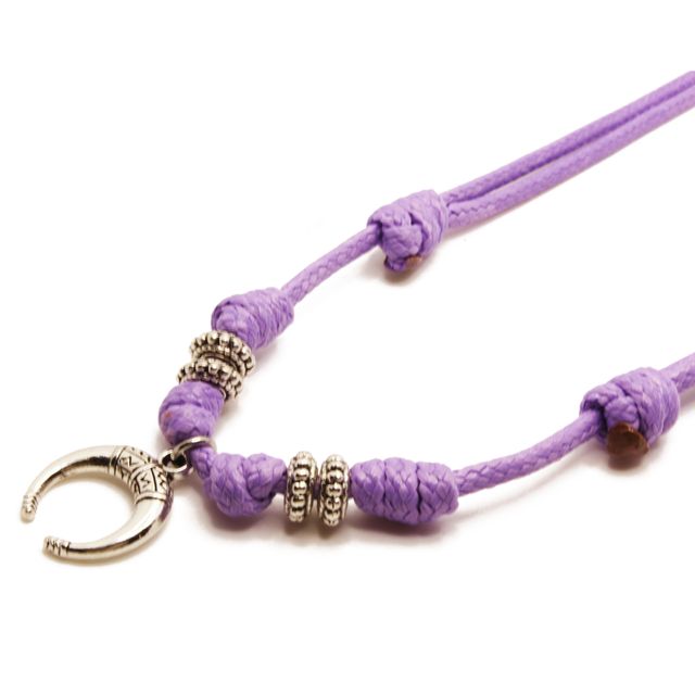 Collar morado artesanal con colgante de luna