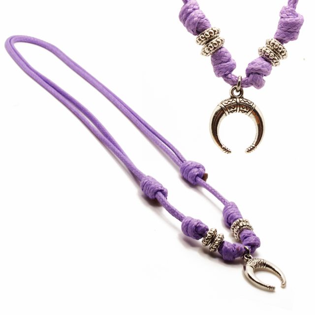 Collar morado artesanal con colgante de luna