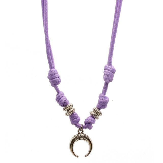 Collar morado artesanal con colgante de luna