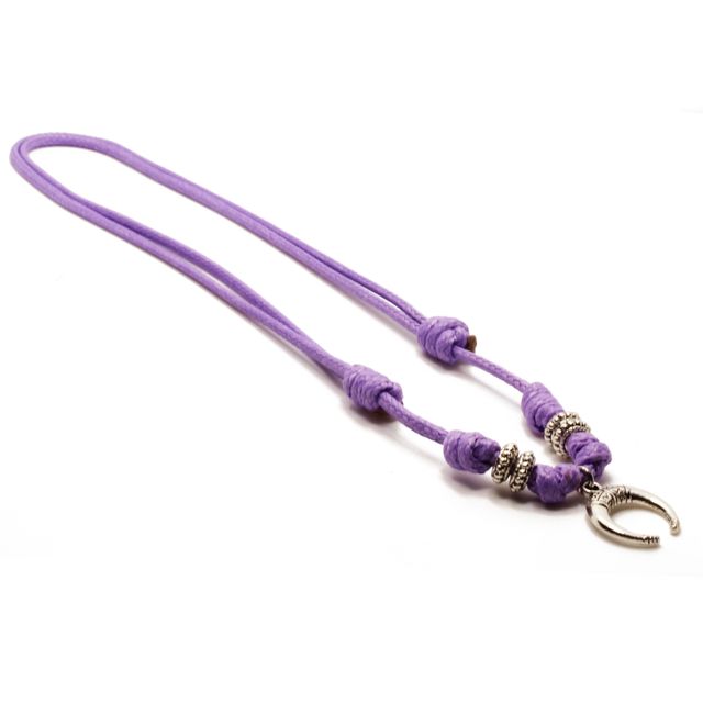 Collar morado artesanal con colgante de luna