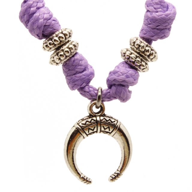 Collar morado artesanal con colgante de luna