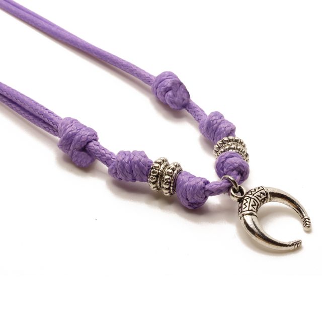 Collar morado artesanal con colgante de luna