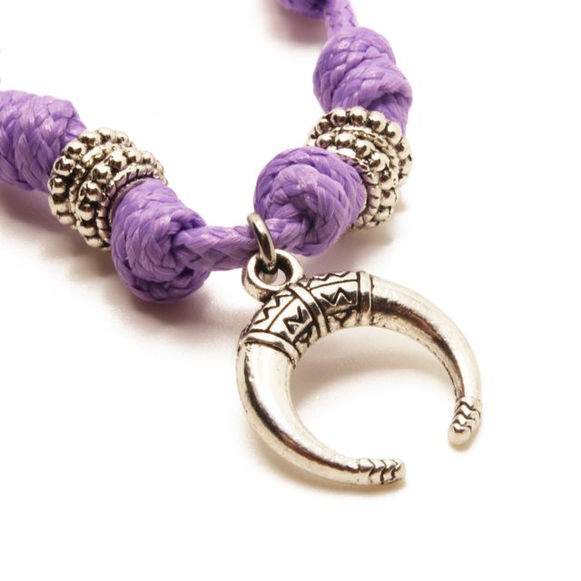 Collar morado artesanal con colgante de luna