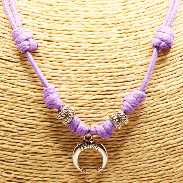Collar morado artesanal con colgante de luna