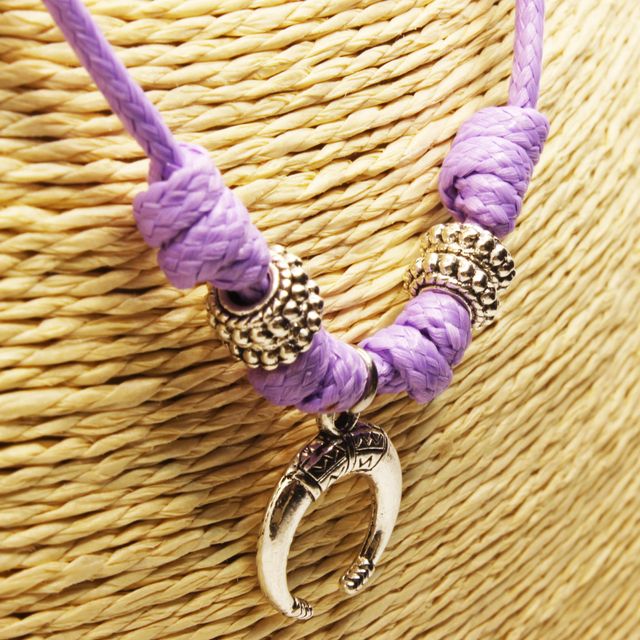 Collar morado artesanal con colgante de luna