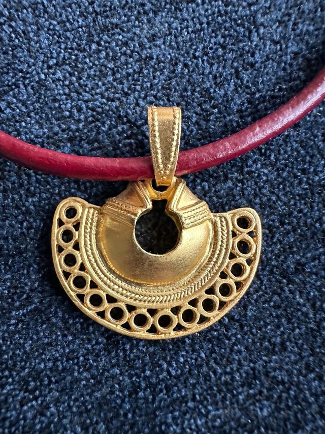 Colgante dorado precolombino