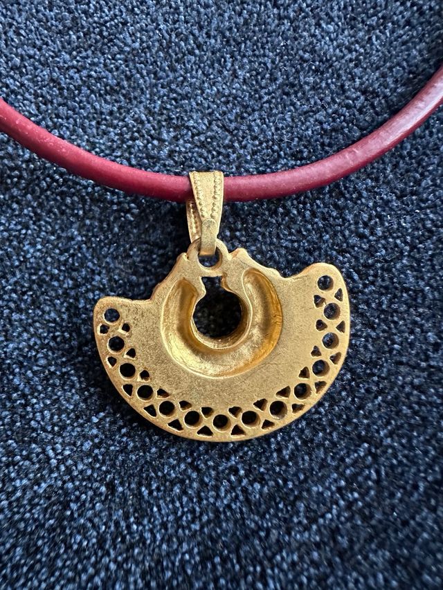 Colgante dorado precolombino