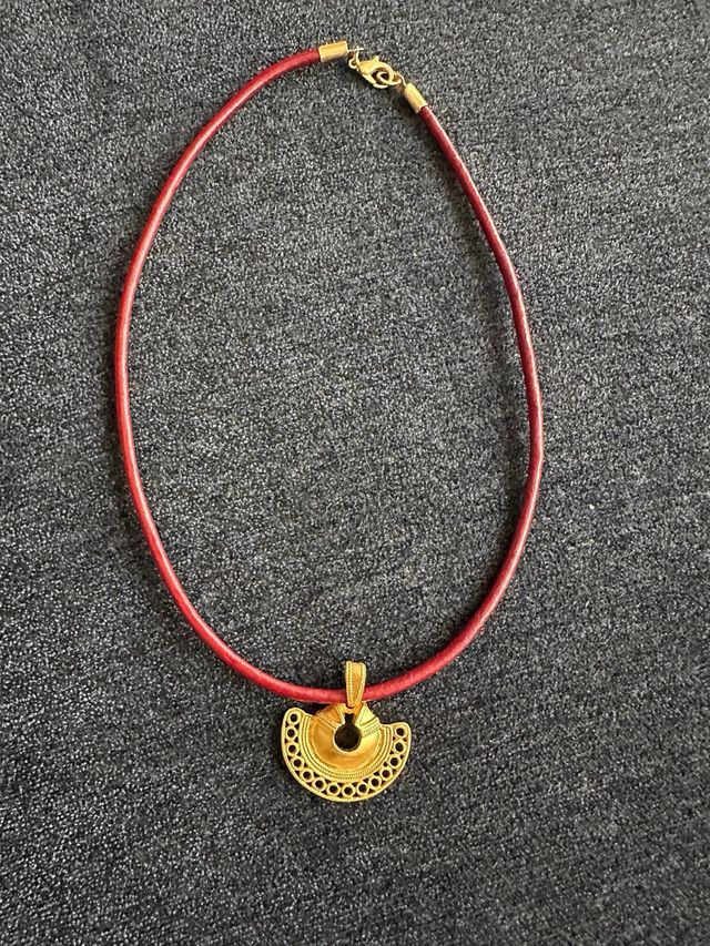 Colgante dorado precolombino