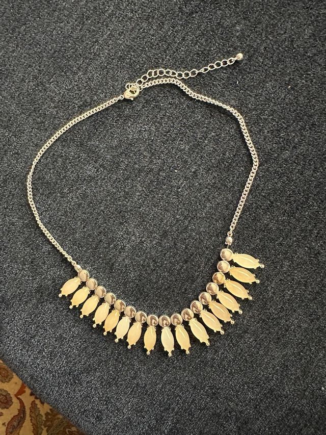 Collar plateado con detalles en blanco