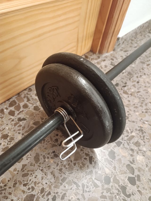 Barra de pesas + 4 discos + cierres