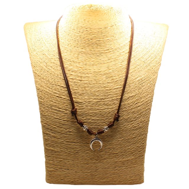 Collar marrón artesanal con colgante de luna
