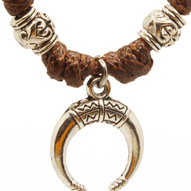 Collar marrón artesanal con colgante de luna