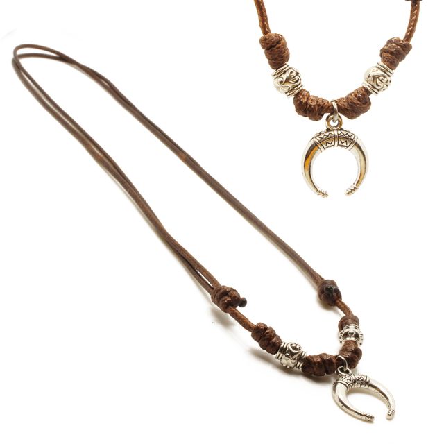Collar marrón artesanal con colgante de luna