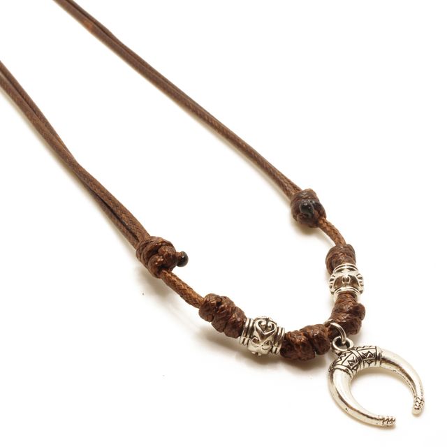 Collar marrón artesanal con colgante de luna