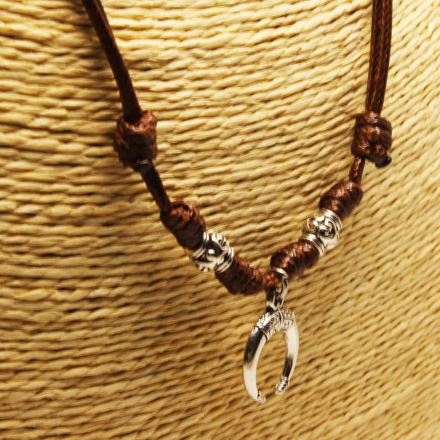 Collar marrón artesanal con colgante de luna