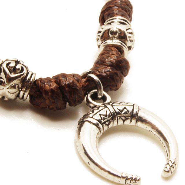 Collar marrón artesanal con colgante de luna