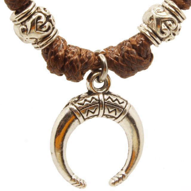 Collar marrón artesanal con colgante de luna